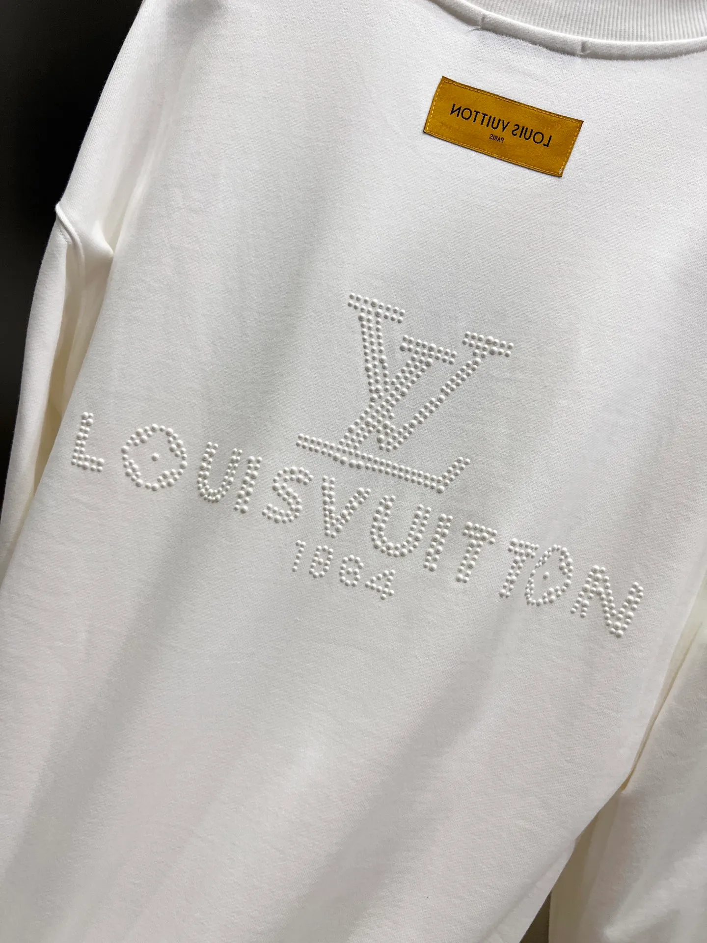 🅿️260 1v Louis*2025 new autumn and winter round neck long-sleeved sweatshirt, large V letter pearl diamond craft design, high-end version! Highly breathable and comfortable, customized double yarn plain cotton fabric. Short-sleeved T-shirt. Same style for men and women. Sizes S M L XL XXL Five sizes black white